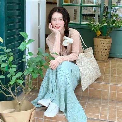 坐在酒吧里吃蛋糕